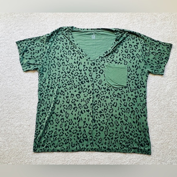 Kyte - Women's Relaxed Fit V-Neck - Hunter Leopard - Picture 1 of 2